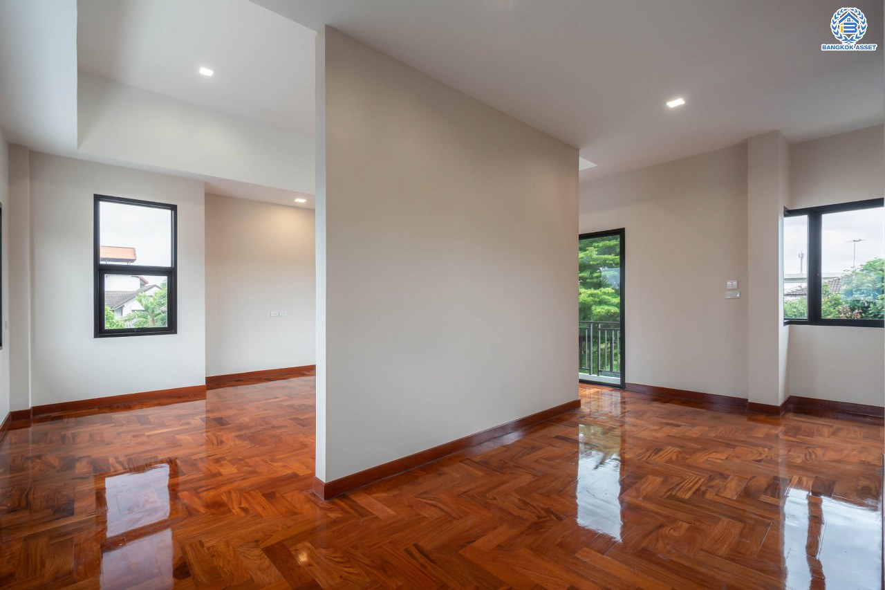 บ้านมือสองตกแต่งใหม่ ม.ซอย พหลโยธิน56 พหลโยธิน บ้านเดี่ยวหลังใหญ่ ภายในตกแต่งหรูหรา บนเนื้อที่เยอะถึง 98.60 ตร.ว. 3 ห้องนอน 3 ห้องน้ำ 2 ที่จอดรถ บรรยากาศเป็นส่วนตัว พร้อมมีสระน้ำในตัว บนพื้นที่กว่า 430 ตร.ม. บนทำเลที่ดี เชื่อมต่อถนน พหลโยธิน, ลำลูกกา, วิภาวดี-รังสิต เดินทางสะดวกใกล้รถไฟฟ้า สถานี "แยก คปอ, คูคต"